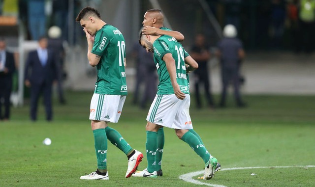 Jogadores do Palmeiras lamentam pênalti desperdiçado.  (Foto: Alex Silva/Estadão)