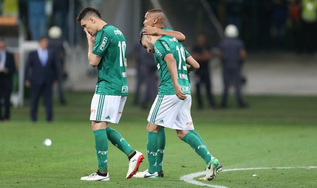 Palmeiras perde para o Barcelona-EQU nos pênaltis e dá adeus à Libertadores Jogadores do Palmeiras lamentam pênalti desperdiçado. (Foto: Alex Silva/Estadão)