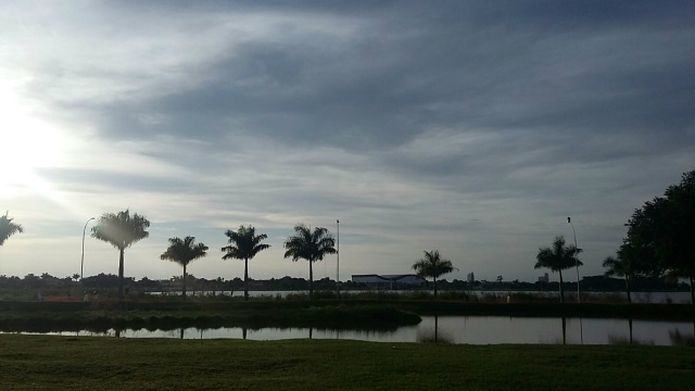 Sol com muitas nuvens nesta manhã de quinta-feira na Lagoas Maior. (Foto: Patrícia Miranda)
