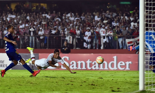 Libertadores: São Paulo vence Cruzeiro e está nas quartas de final Centurion salvou a partida marcando o único gol do jogo, aos 36 minutos do segundo tempo. (Foto: Divulgação Terra)