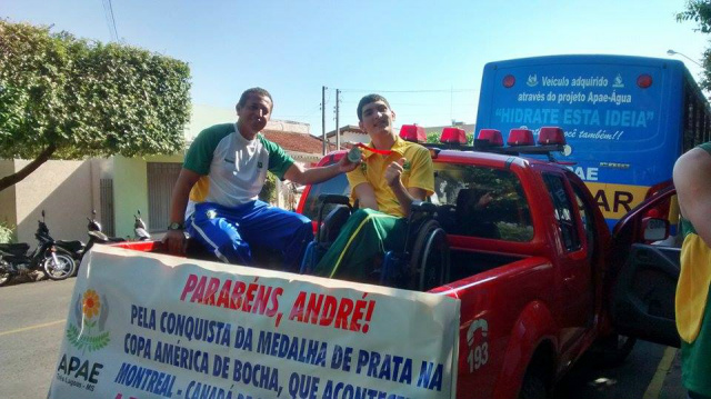 André Barroso desfilou em um carro do Corpo de Bombeiros. (Foto: Divulgação) 