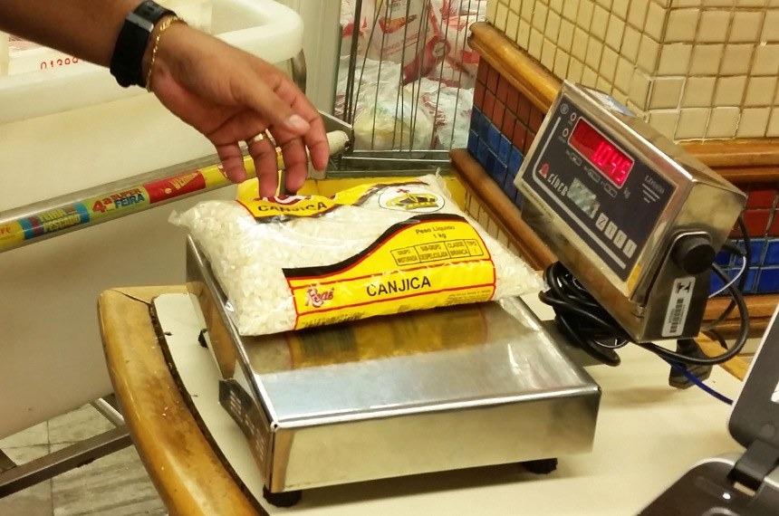 Consumidor poderá ter balança disponível para conferir peso de produtos Consumidor poderá ter balança disponível para conferir peso de produtos