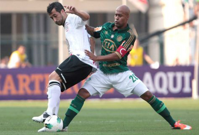 Douglas e Marcos Assunção no último jogo do verdão, o clássico Palmeiras x Corinthians, em que o time perdeu de 2x0 (Foto: Lancenet.com) 