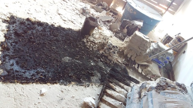 Homem fica de “fogo” e queima colchão e materiais de construção em Três Lagoas No local o colchão do possível autor do crime foi retirado da cama e jogado em cima de uma pilha de materiais (Foto/Assessoria)