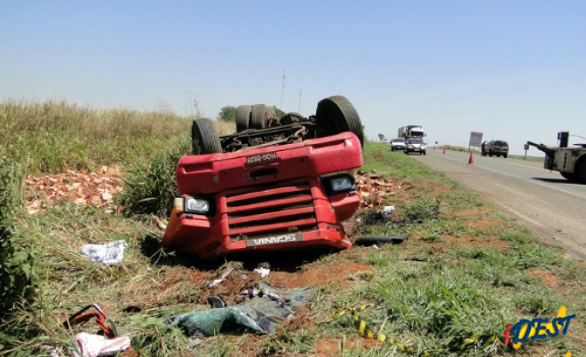 Motorista morre ao tombar carreta em São Gabriel do Oeste Veículo saiu da pista e parou com as rodas para cima (Foto: Idest)