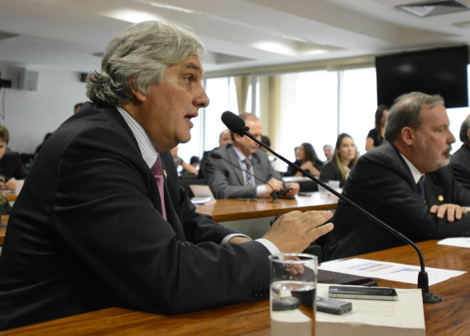 Delcídio quer urgência na convalidação dos incentivos fiscais Na reunião da CAE Delcídio alertou que, sem a convalidação dos incentivos, os estados , as empresas e a população sofrerão (Foto: Divulgação/Assecom)
