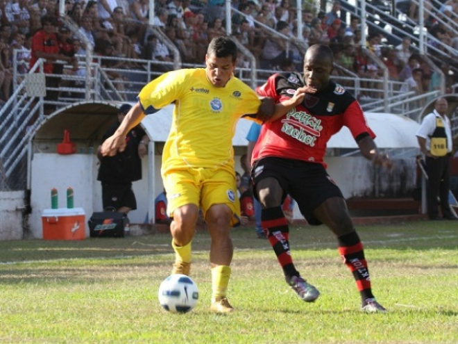 Oeste-SP vence o Cene-MS e avança para as oitavas de final da Série D Jogadores do Cene e do Oeste em disputa de bola no Amaros (Foto: Divulgação/Cene)