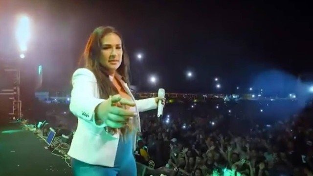 Simone faz show sem a irmã, Simaria, que está com tuberculose: ‘Não está sendo fácil’ Simone faz show em Fortaleza sem a irmã, Simaria Foto: Reprodução/Instagram