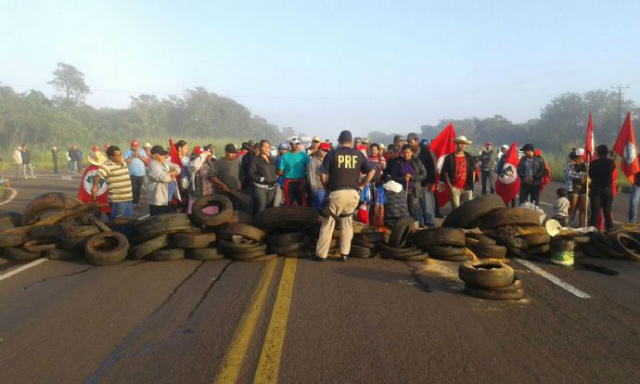 Dando continuidade nas mobilizações, Sem Terras bloqueiam BR-267 em Nova Andradina Representantes do MST fecharam a BR-267 com pneus. (Foto: Assessoria)