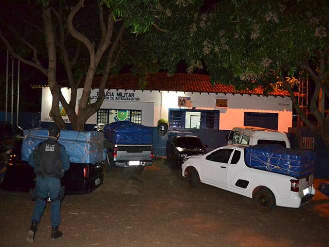 PM apreende 06 veículos com cigarros contrabandeados Dez policiais militares participaram da operação (Foto: Cidades na Web)