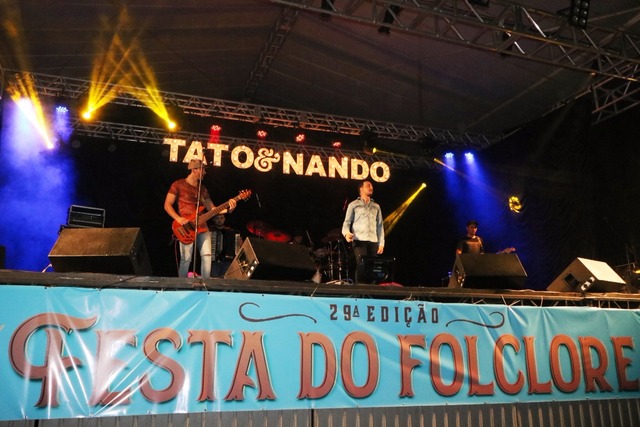 Primeiro dia da 29º Festa do Folclore reúne quase quatro mil pessoas A dupla três-lagoense Tato e Nando abriu as festividades da 29ª Festa do Folclore (Foto: Assessoria / Prefeitura de TL)