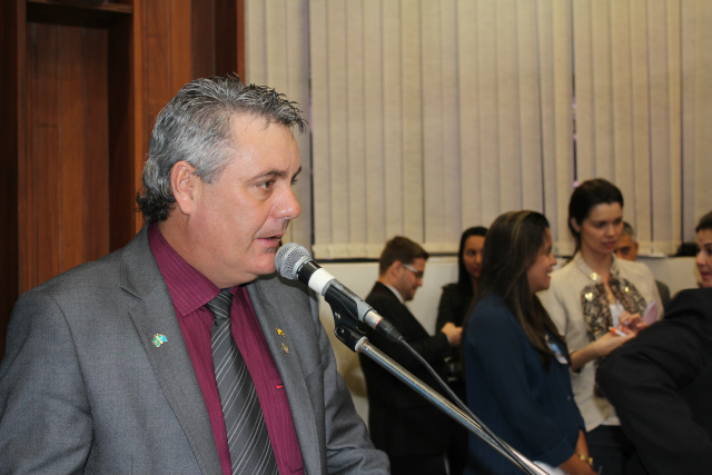 O deputado estadual Angelo Guerreiro comunicou ao governador Reinaldo Azambuja, e ao Secretário de Infraestrutura, Ednei Miglioli , sobre a situação das ruas. (Foto: Assessoria)