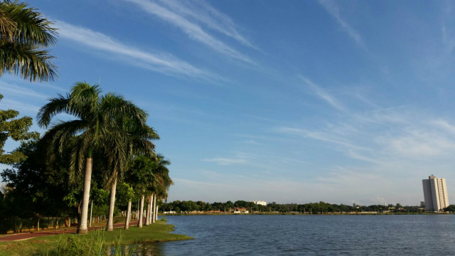 Poucas nuvens no céu, nesta manhã de sexta-feira. (Foto: Ricardo Ojeda) 