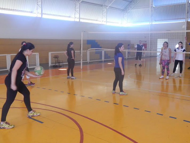 Alunos do Colégio AEMS realizam atividades lúdicas no Poliesportivo Além de atividades que não conheciam, todos também praticaram voleibol (Foto: Divulgação)