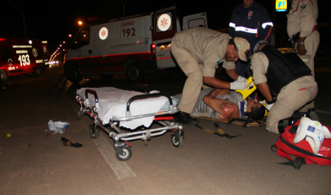 Os dois ocupantes da motocicleta sofreram escoriações ao cair do veículo (Foto: Assecom)