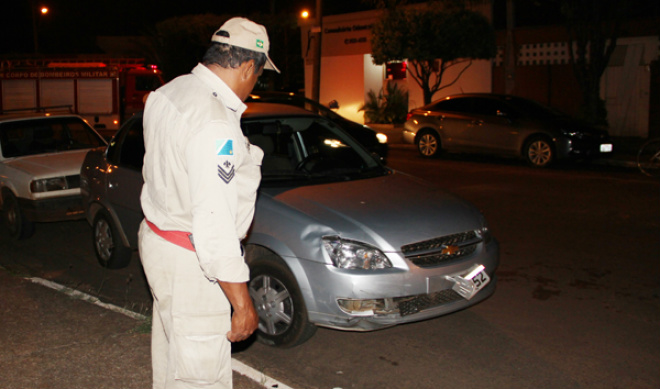 Pai e filho ficam feridos em acidente de trânsito em Três Lagoas A condutora do carro nada sofreu (Foto: Assecom)