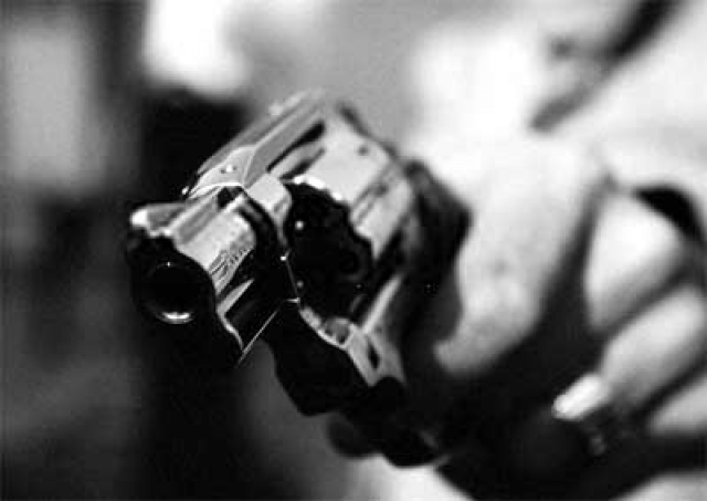 Em posse de revolver, assaltantes renderam as vítimas de forma violenta (Foto: Divulgação)