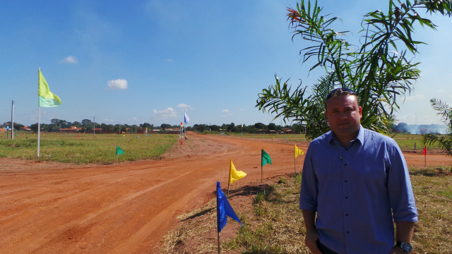 Vendas do loteamento Real Park começam amanhã, à partir das 8 horas Marcelo Costa, coordenador de vendos dos incorporadores esteve no local verificando os últimos detalhes disse que o financiamento será direto com os empreendedores (Foto: Ricardo Ojeda)