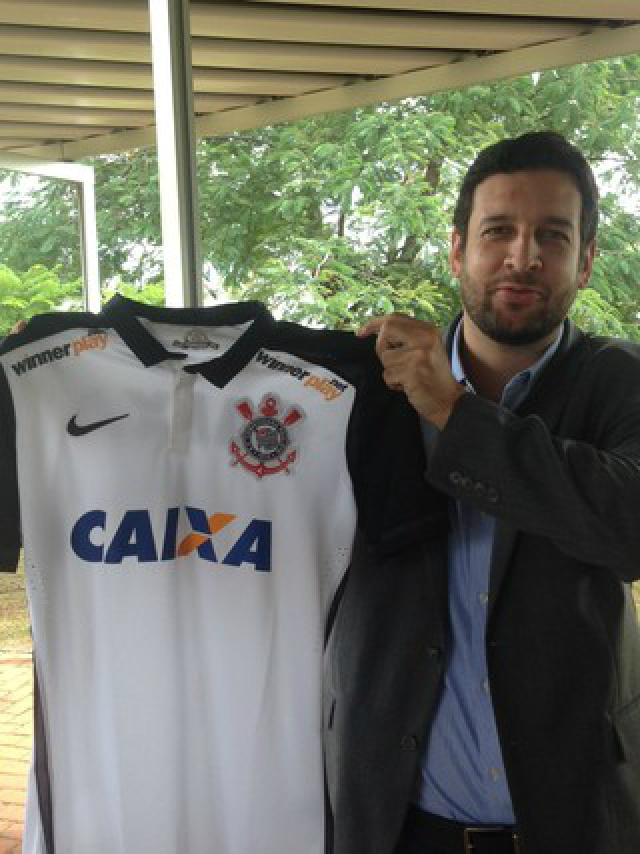 Corinthians anuncia patrocínio e quer camisa mais valiosa: R$ 60 milhões Gustavo Herbetta mostra a nova camisa do Corinthians (Foto: Reprodução/Twitter)