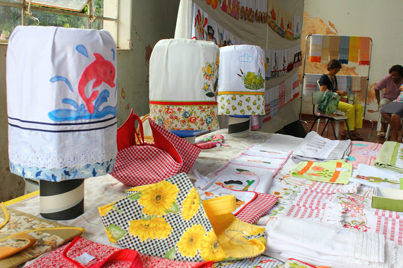 As bordadeiras colocaram para apreciação e venda panos de prato, toalhas de rosto e banho, almofadas, toalha de mesa, jogos para cozinha e para banheiro, cabides bandôs para fogão. (Foto: Assessoria)