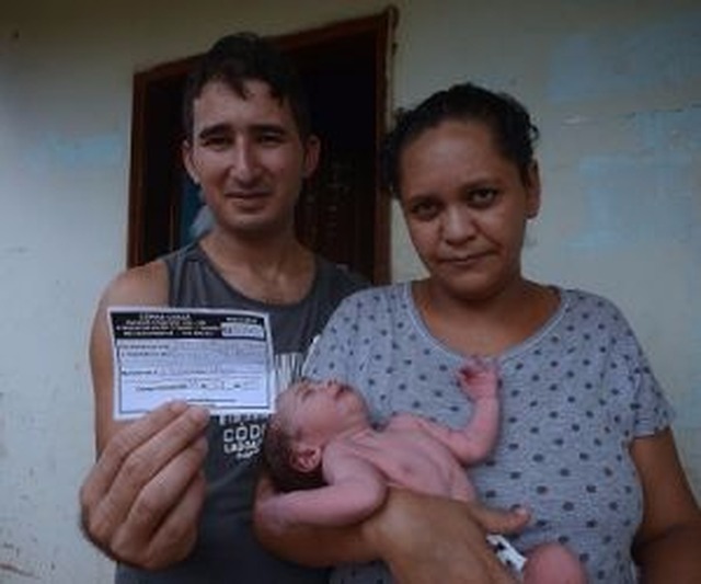 Pais têm de pagar por carteirinha de vacinação dos filhos Pais estão pagando pela impressão do documento - Foto: Álvaro Rezende / Correio do Estado