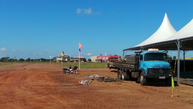 Vendas do loteamento Real Park começam amanhã, à partir das 8 horas No local estão sendo instaladas estrutura de tendas e iluminação que deverá ficar pronto nessa sexta-feira e a partir das 8 horas de sábado, as vendas serão iniciadas (Foto: Ricardo Ojeda)