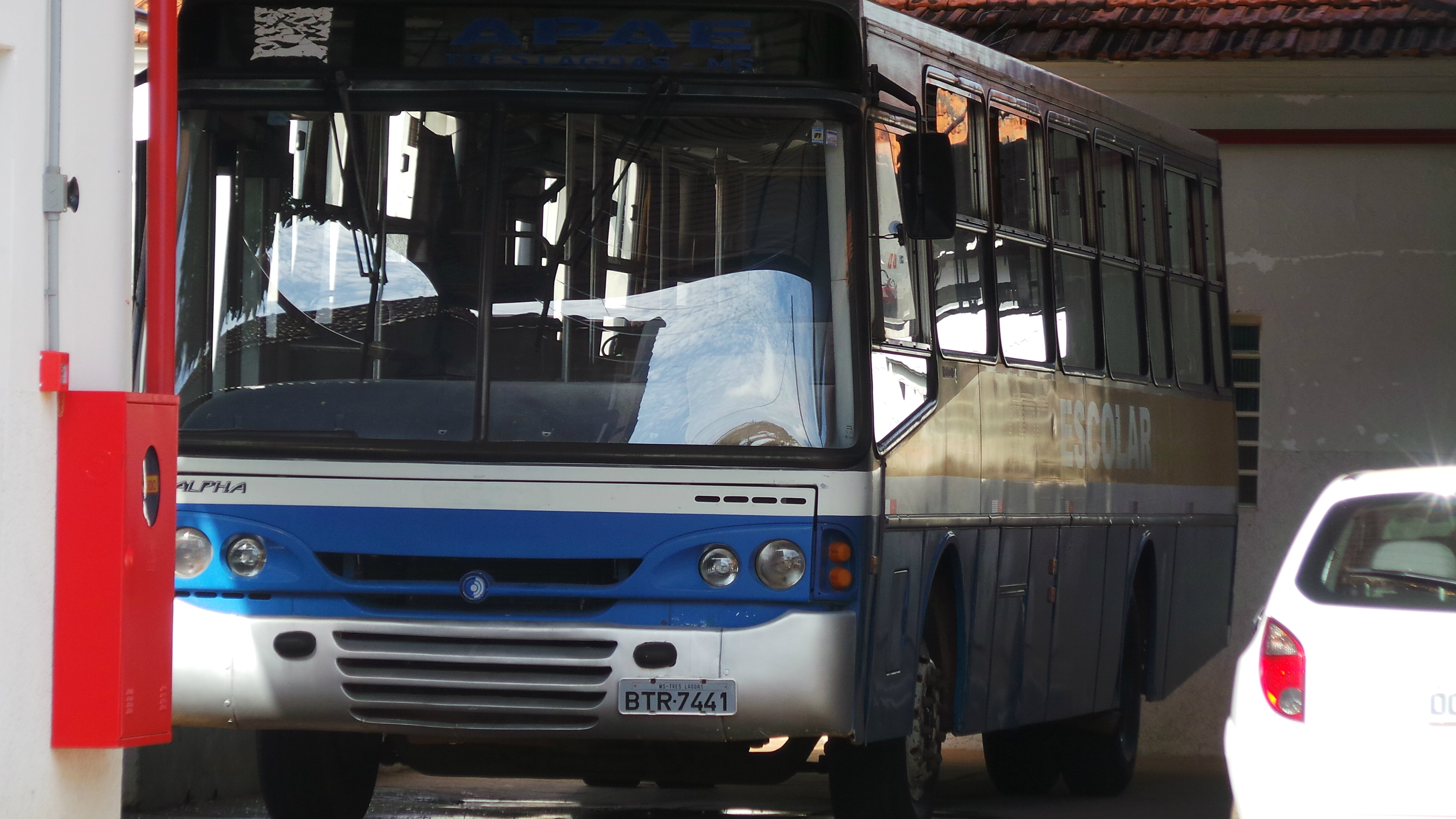 Ônibus da APAE que teve um princípio de incêndio causado por um curto circuito na parte do motor. (Foto: Patrícia Miranda)