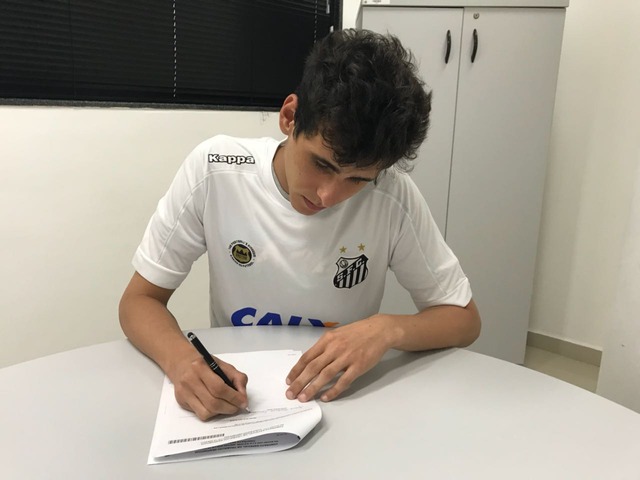“Técnico e veloz”, goleiro de Três Lagoas assina com o Santos FC O goleiro Gabriel Bottan, de 18 anos, natural de Três Lagoas, é o novo reforço para a equipe Sub-20 do Santos FC (Foto: Assessoria)