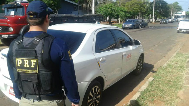 Taxista também portava CNH falsa (Foto: PRF)