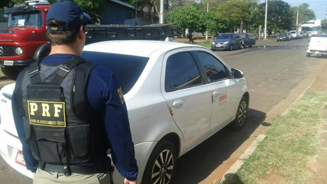 Duas pessoas são presas pela PRF com CNH falsa Taxista também portava CNH falsa (Foto: PRF)