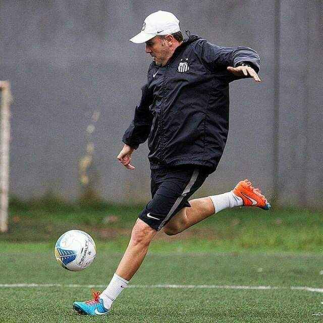 Juninho, treinador de goleiros do Sub-20 do Santos:  “Ele mescla técnica com velocidade, duas características que prezamos muito nos nossos goleiros, especialmente do Sub-20” (Foto: Assessoria)