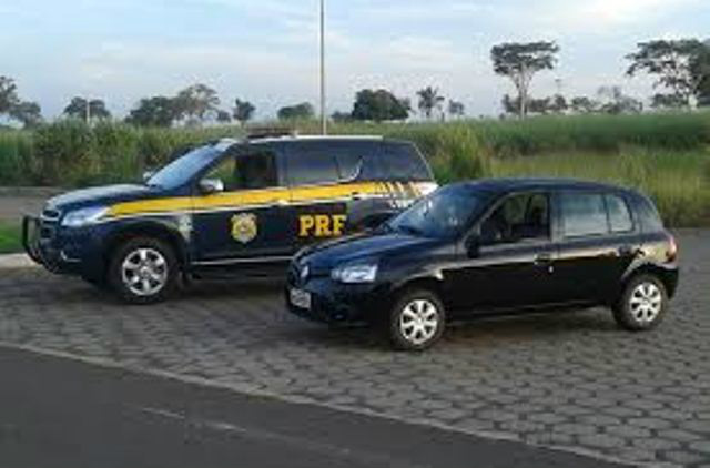 Duas pessoas são presas pela PRF com CNH falsa O condutor do Renault Clio alegou ter comprado a Habilitação por não ter estudo para passar em exames do Detran (Foto PRF)