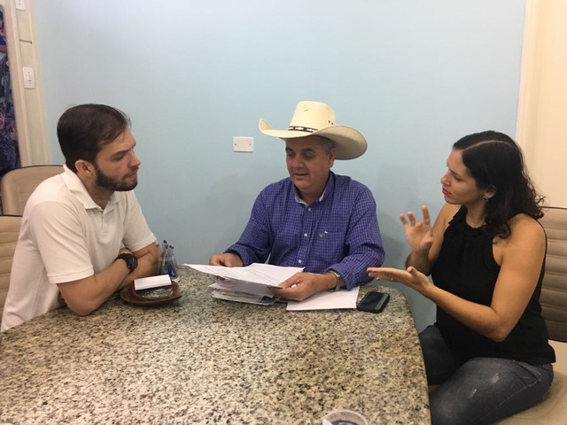 Professor da UFMS solicita ao prefeito de Três Lagoas criação de Lei Municipal de Libras Angelo disse compreender as necessidades dele e de tantas pessoas no município portadoras de deficiência auditiva e se colocou à disposição para trabalhar em prol da criação dessa Lei que tem certeza que ajudará as famílias e toda a população três-lagoense
Angelo Guerreiro se coloca à disposição para estudar junto ao Jurídico a viabilidade de criação do projeto (Foto/Assessoria)