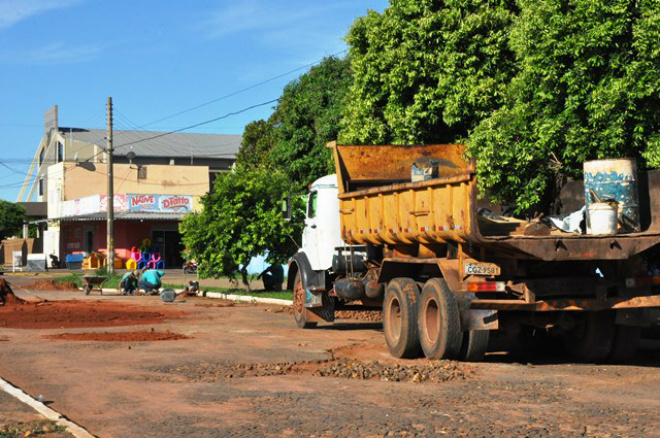 Os reparos estão sendo feitos por uma das equipes do Departamento de Infraestrutura, Transporte e Serviços Públicos (Foto: Divulgação/Assecom)