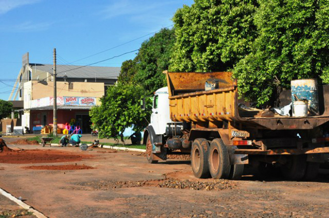 Prefeitura restaura calçada na Avenida Antônio Trajano Os reparos estão sendo feitos por uma das equipes do Departamento de Infraestrutura, Transporte e Serviços Públicos (Foto: Divulgação/Assecom)