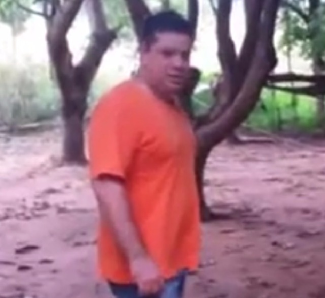 Engenheiro é multado em R$ 5 mil após expor vídeo com onça amarrada em uma árvore Além da multa, o acusado ainda poderá ser condenado há um ano e meio de prisão (Reprodução / Assessoria)