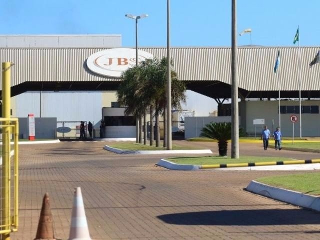 JBS Couros de Nova Andradina abre 18 vagas de emprego Para concorrer, os candidatos devem entrar em contato com a unidade para checar a documentação necessária e agendar a entrevista. (Arquivo)