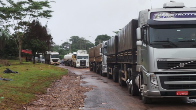 Diariamente centenas de carretas e treminhões trafegam pelo local, situação que compromete a pavimentação da via (Foto: Ricardo Ojeda/Arquivo) 