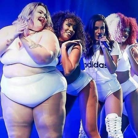 Bailarina de Anitta relata preconceito: ‘Não aceitam uma gorda dançando’ Thais faz parte do atual time de bailarinas de Anitta Foto: Reprodução/Instagram
