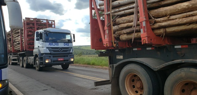 Após oito meses do lançamento da obra de recuperação, trafegar pela BR-262 ainda é uma roleta-russa Um acordo entre as transportadoras e o DNIT regulamenta que os caminhões não formem comboios, para não tornar arriscadas as ultrapassagens de veículos menores. Mas, na prática, a história é outra. Foto: Ricardo Ojeda