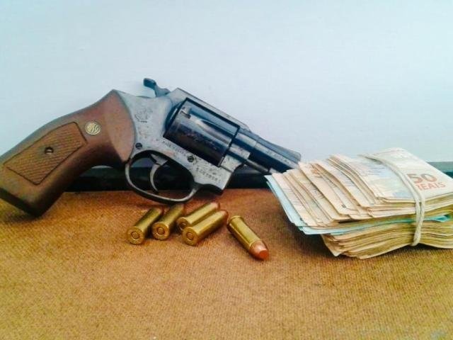 Foragido da justiça é capturado portando arma de fogo no interior de MS Arma, munições e dinheiro encontrados com foragido. (Foto: Divulgação/PM)