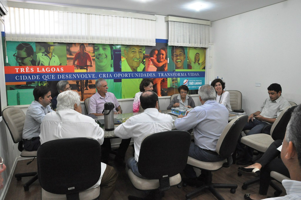 Prefeita Marcia Moura se reúne com diretoria consultiva do Hospital Auxiliadora Na reunião, o conselho propôs à Prefeitura para a criação de um comitê de Gestão Compartilhada, na qual contaria com a participação de representantes do próprio conselho, diretoria do HNSA e do Poder Executivo. (Foto: Assessoria)