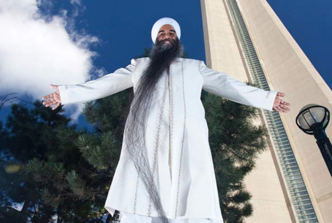 Veja lista com recordes humanos inusitados O indiano Swaran Singh, que mora no Canadá, é dono da maior barba do mundo. Do queixo até a ponta dos fios, ela mede 2,37 metros. (Foto: Reprodução/Guinness)