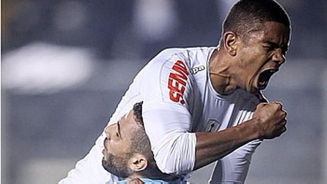 Davido Braz e Wanderlei comemoram após o gol da vitória do Santos sobre o Atlético-PR na Vila (Foto: Paulo Whitaker/Reuters)