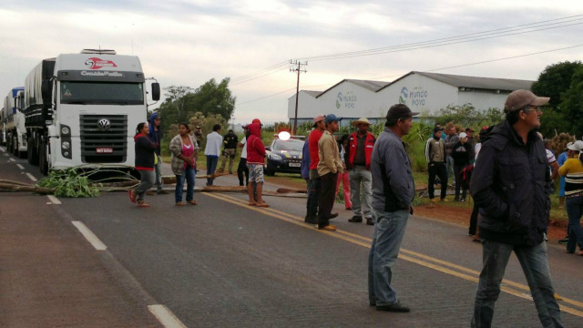 O bloqueio nesta manhã (08), na BR-163, em Japorã e foi registrado um congestionamento de 46 km na rodovia. (Foto: Assessoria)  