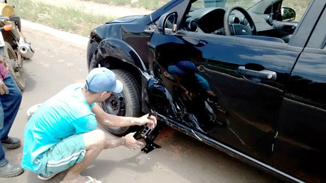 Motorista de caminhonete foge, após atropelar motociclista e bater em carro O dono do Fiesta teve que trocar pneu do carro, que também foi atingido pela caminhonete (Foto: Celso Daniel/Perfil News)