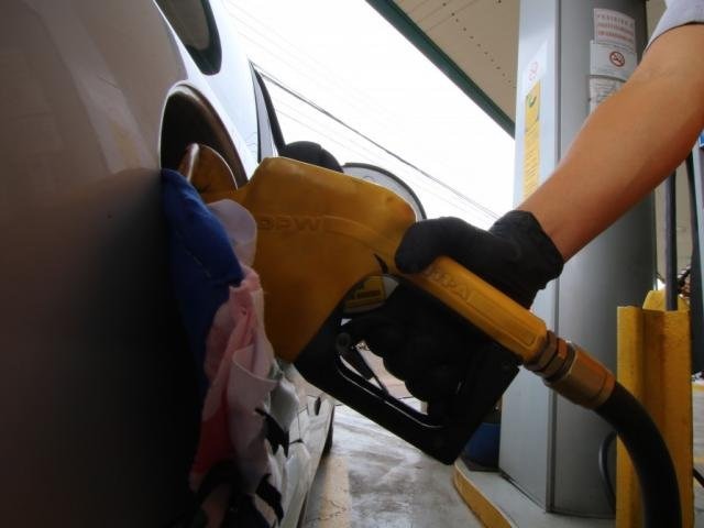 A R$ 3,33, preço do litro do etanol em MS fica 17% acima da média nacional Motorista da Capital está pagando, em média, R$ 3,27 no litro do etanol (Foto: Arquivo/Campo Grande News)