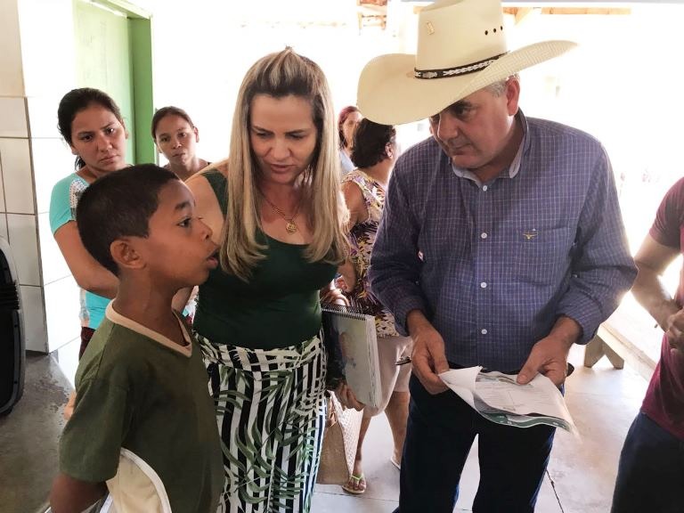 Guerreiro anuncia reforma da Escola Municipal Maria de Lourdes Lopes Guerreiro ouve alunos da escola que será reformada