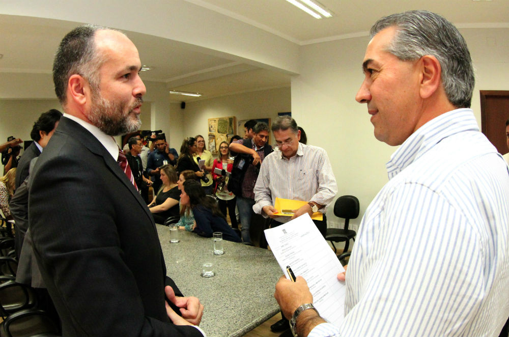  governador Reinaldo Azambuja e o defensor público-geral do Estado, Paulo André Defante, firmaram acordo para garantir agilidade no atendimento público estadual de saúde. (Foto: Divulgação)