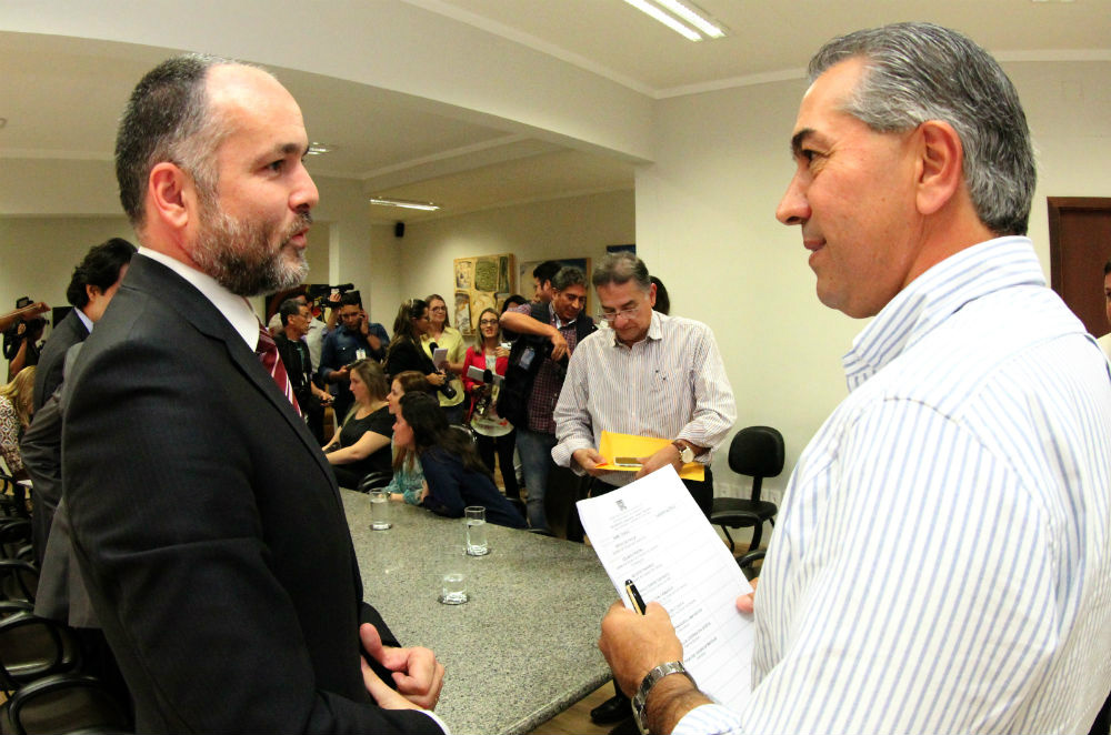 Estado e Defensoria Pública firmam acordo para garantir agilidade no atendimento público na Saúde governador Reinaldo Azambuja e o defensor público-geral do Estado, Paulo André Defante, firmaram acordo para garantir agilidade no atendimento público estadual de saúde. (Foto: Divulgação)